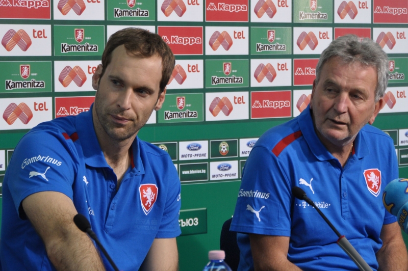 Brankář Petr Čech (vlevo) a trenér reprezentace Josef Pešice.