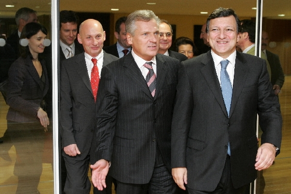 Šéf EK Barroso (vpravo), po jeho pravici zmocněnec EU Kwaśniewski. Šéf EK Barroso (vpravo), po jeho pravici zmocněnec EU Kwaśniewski.