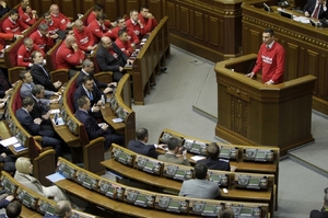 Ukrajinský parlament jedná o Tymošenkové. Její příznivci jsou v červeném.