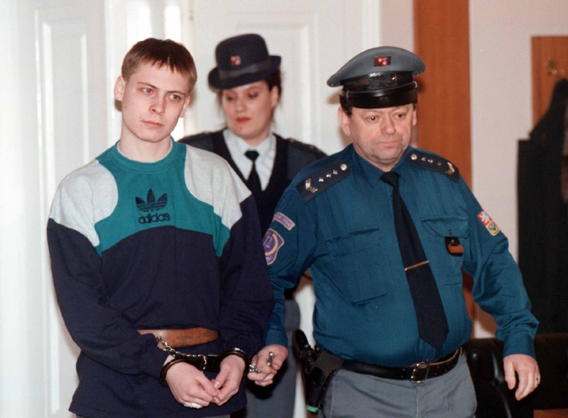 Devatenáctiletý vrah Petr Zborník u Městského soudu v Praze.