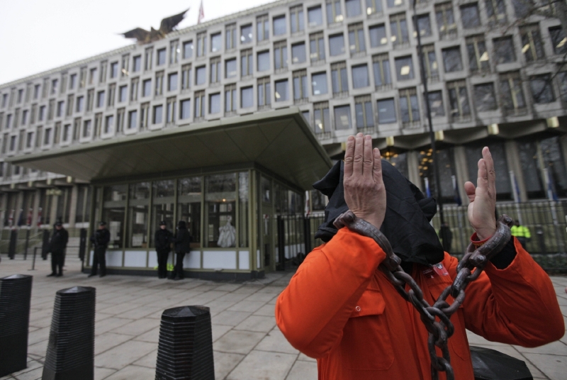 Ambasády jako místo projekce všemožných aktivistů a protestantů. Guantánamo u velvyslanectví USA v Londýně. Ambasády jako místo projekce všemožných aktivistů a protestantů. Guantánamo u velvyslanectví USA v Londýně.