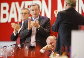 Tváře Uliho Hoenesse zaplavily slzy.