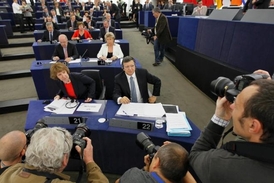 Přebujelá Evropská komise? V popředí její šéf Barroso.