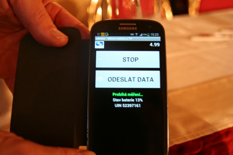 Aplikace audiometr v chytrém mobilu.