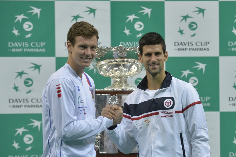 Zleva Tomáš Berdych a Novak Djokovič na losování pořadí zápasů finále tenisového Davisova poháru Srbsko - ČR, 14. listopadu v Bělehradě.