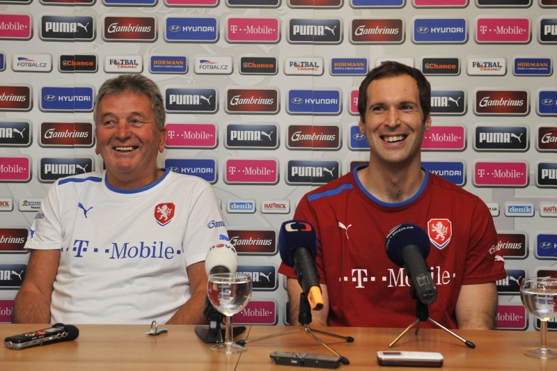 Hlavní trenér týmu české fotbalové reprezentace Josef Pešice (vlevo) a brankář Petr Čech. Hlavní trenér týmu české fotbalové reprezentace Josef Pešice (vlevo) a brankář Petr Čech.