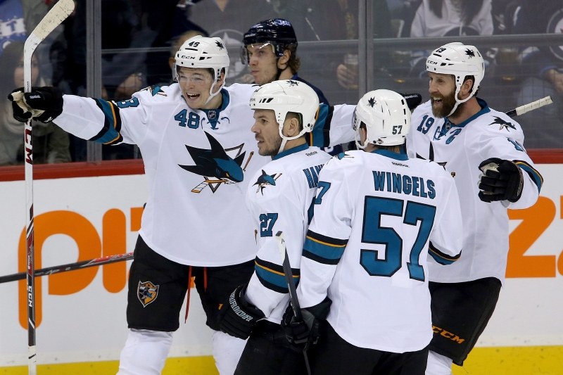 Tomáš Hertl (vlevo) se spoluhráči ze Sharks.
