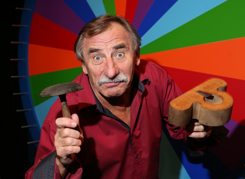 Moderátorem zábavné show Kurňa, co to je? je Pavel Zedníček. Moderátorem zábavné show Kurňa, co to je? je Pavel Zedníček.