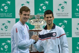 Tomáš Berdych (vlevo) s Novakem Djokovičem.