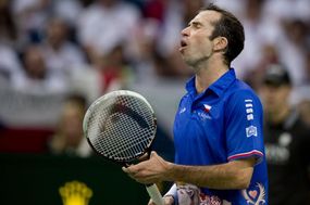 Poražený Radek Štěpanek po nepovedené výměně s Novakem Djokovičem. Poražený Radek Štěpanek po nepovedené výměně s Novakem Djokovičem.