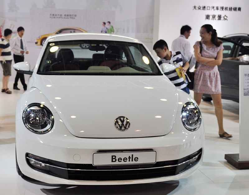 Volkswagen se do roku 2018 hodlá stát největším výrobcem automobilů na světě. Součástí koncernu jsou také značky Audi, Bentley, Bugatti, Lamborghini či Seat. Loni firma převzala rovněž výrobce sportovních vozů Porsche. Volkswagen se do roku 2018 hodlá stát největším výrobcem automobilů na světě. Součástí koncernu jsou také značky Audi, Bentley, Bugatti, Lamborghini či Seat. Loni firma převzala rovněž výrobce sportovních vozů Porsche.