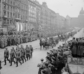 Praha pod nadvládou nacismu. Oslavy Dne branné moci na Václavském náměstí v Praze 19. 3. 1939.