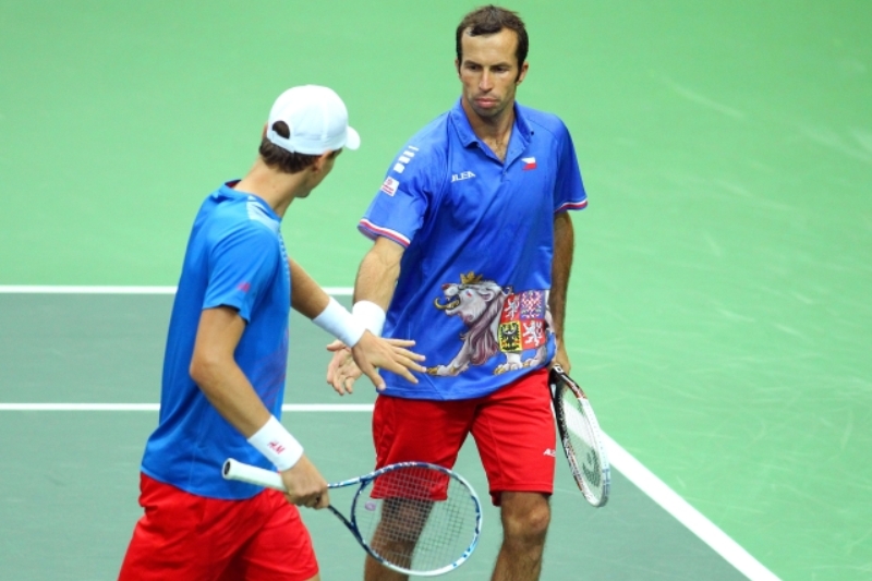 Česká deblová dvojice Radek Štěpánek (vlevo) a Tomáš Berdych.