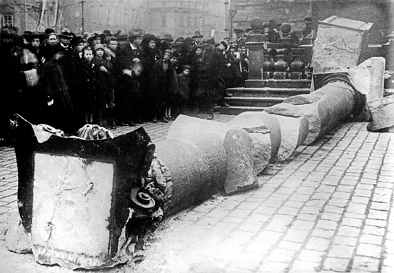 Stržení Mariánského sloupu na Staroměstském náměstí v Praze 3. listopadu 1918. Stržení Mariánského sloupu na Staroměstském náměstí v Praze 3. listopadu 1918.
