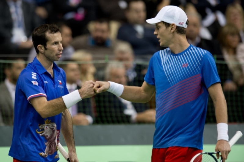 Český deblový pár Radek Štěpánek (vlevo) a Tomáš Berdych.