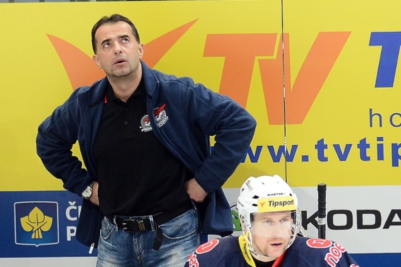 Trenér hokejistů Chomutova Josef Turek.
