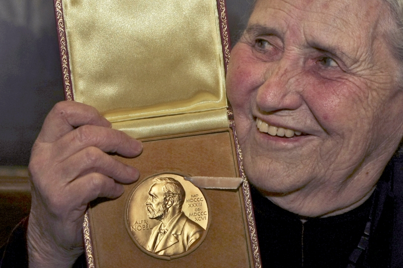 Nobelistka Doris Lessingová, nepřehlédnutelná dáma britské literatury, napsala více než šest desítek knih. Nobelistka Doris Lessingová, nepřehlédnutelná dáma britské literatury, napsala více než šest desítek knih.