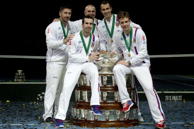 Zleva Jan Hájek, Radek Štěpánek, nehrající kapitán Vladimír Šafařík, Lukáš Rosol a Tomáš Berdych.