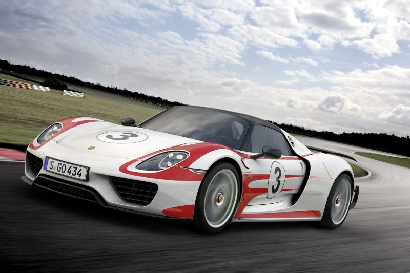 Hybridní Porsche 918 Spyder na závodní dráze. Hybridní Porsche 918 Spyder na závodní dráze.