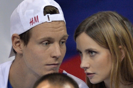Tomáš Berdych s přítelkyní Ester Sátorovu.