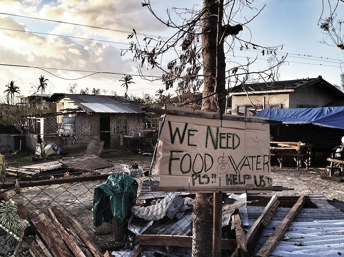 Humanitární pomoc je proto stále nedostatečná a v oblasti zůstávají nesesbírané mrtvoly. V některých oblastech se více než týden po katastrofě záchranáři snažili evakuovat obyvatele ze zničených osad. Humanitární pomoc je proto stále nedostatečná a v oblasti zůstávají nesesbírané mrtvoly. V některých oblastech se více než týden po katastrofě záchranáři snažili evakuovat obyvatele ze zničených osad.