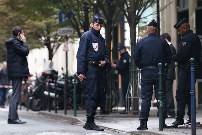 Policisté před redakcí listu Libération.