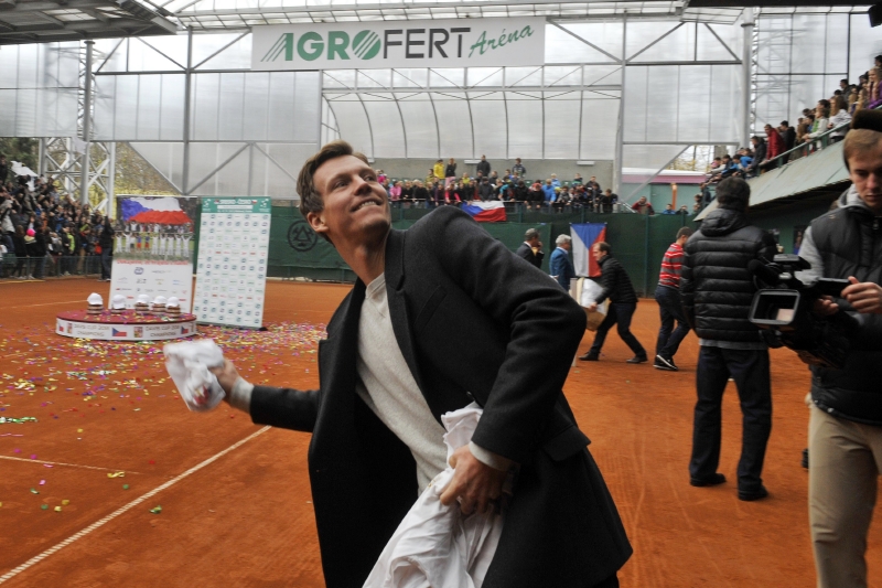 Tomáš Berdych rozhazuje pamětní trička mezi diváky v Prostějově.