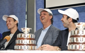 Repliku Davis Cupu dostal i nemocný kapitán Jaroslav Navrátil (uprostřed).