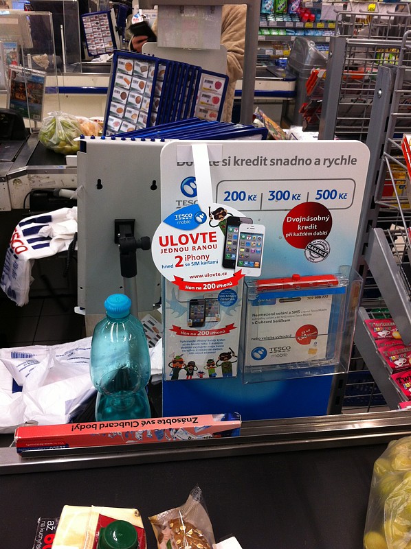 Na soutěž o iPhony upozorňuje Tesco i v prodejně.