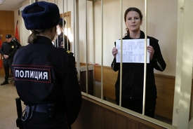 Bojovná aktivistka Greenpeace Ana Paula Alminhana Maciel z Brazílie v petrohradském vězení.