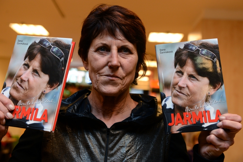 Jarmila Kratochvílová se svou autobiografií.