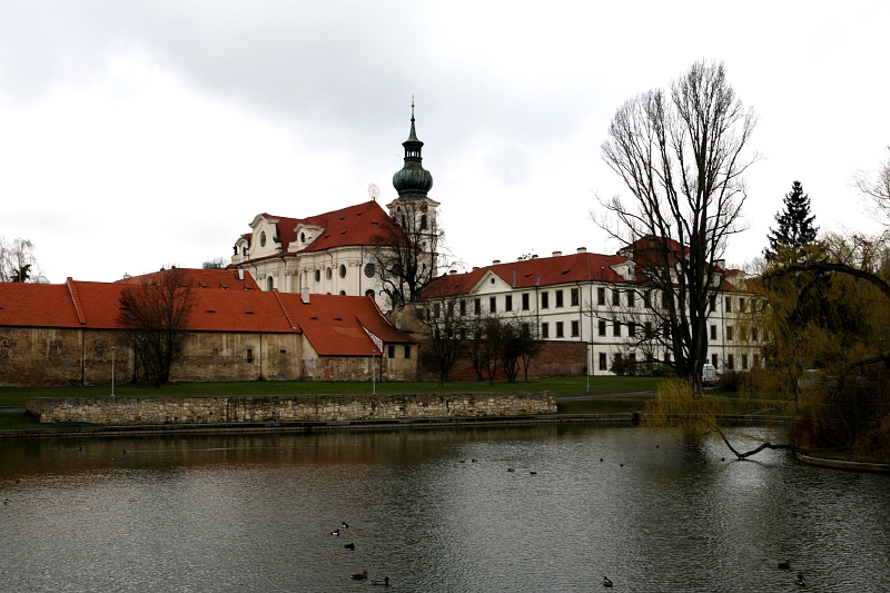 Kromě finančních náhrad žádají církve také zpět některé pozemky či budovy. O Břevnovský klášter v rámci restitucí zažádalo benediktinské arciopatství sv. Vojtěcha a sv. Markéty.