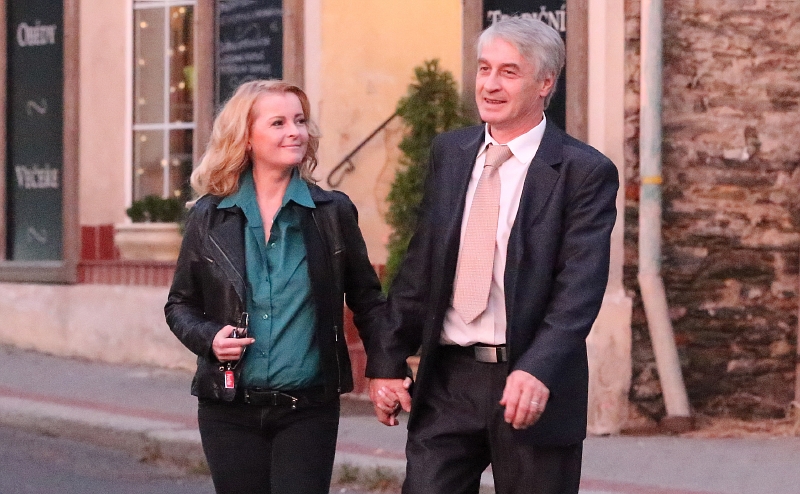 Po všech excesech a skandálech Iveta po boku svého manžela jen září. Dokonce se vrátila ke své práci. Po všech excesech a skandálech Iveta po boku svého manžela jen září. Dokonce se vrátila ke své práci.