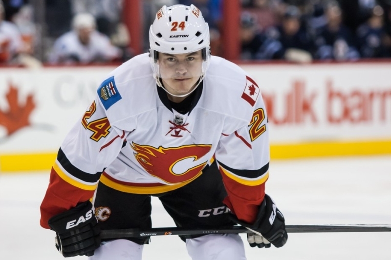 Hokejisté Calgary i s přispěním jedné branky Jiřího Hudlera ukončili sérii šesti proher, když zvítězili v pondělním utkání NHL na ledě Winnipegu 5:4 po samostatných nájezdech. 