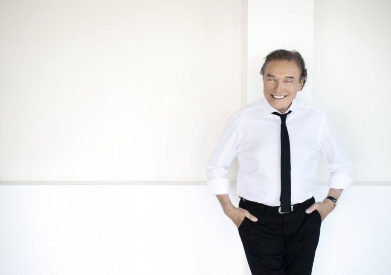 Karel Gott jede na plný plyn.