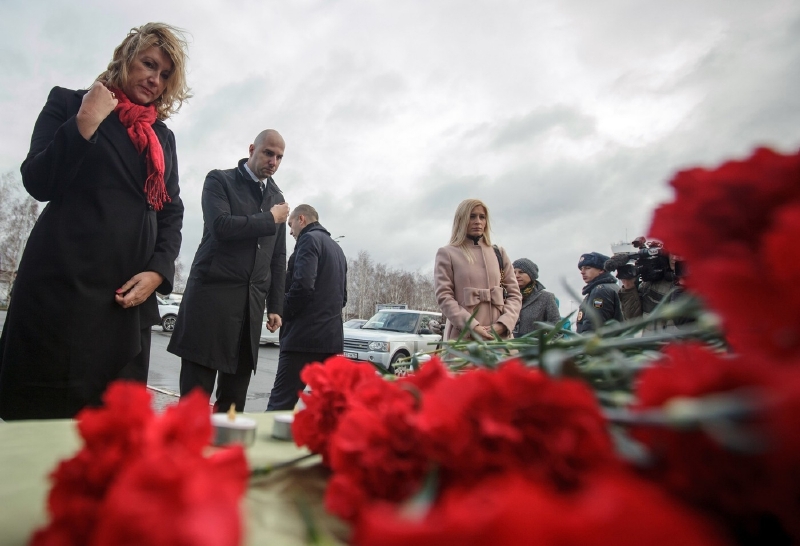Květiny pro oběti letecké havárie na letišti v Kazani. Květiny pro oběti letecké havárie na letišti v Kazani.