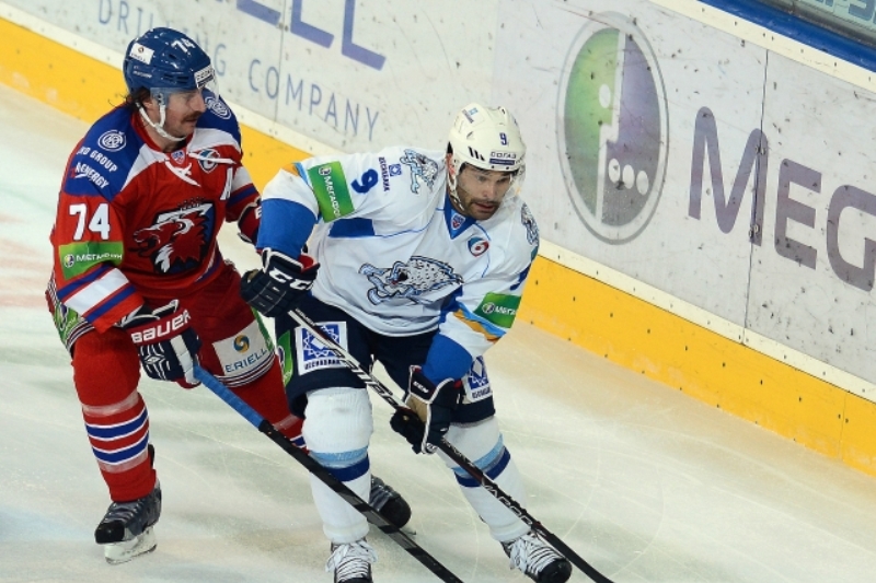 Nigel Dawes z týmu Barys Astana (vpravo) a Nathan Oystrick z týmu Lev Praha.