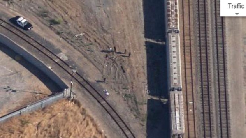 Snímek z Google Maps, na kterém lze vidět tělo mrtvého chlapce. 