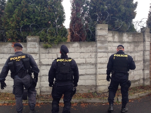 Policie prohledává okolí místa činu.