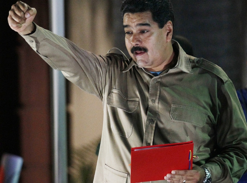 Nicolás Maduro třímá v ruce dokument opravňující ho k vydávání dekretů.
