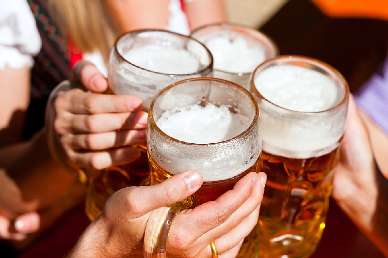 Pivo má v české společnosti atribut společenského nápoje. Naprostá většina lidí pije pivo většinou s někým dalším (ilustrační foto).