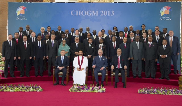 Společné foto ze summitu v Kolombu. V popředí zleva premiér Austrálie Tony Abbott, prezident Srí Lanky Mahinda Radžapaksa, princ Charles a generální tajemník Commonwealthu Kamaleš Šarma. Společné foto ze summitu v Kolombu. V popředí zleva premiér Austrálie Tony Abbott, prezident Srí Lanky Mahinda Radžapaksa, princ Charles a generální tajemník Commonwealthu Kamaleš Šarma.