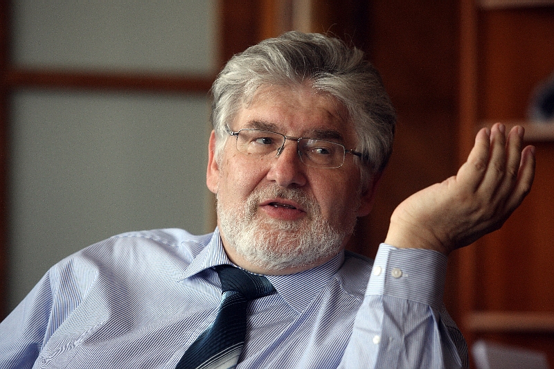 Ministr zdravotnictví Martin Holcát už dříve uvedl, že navýšení peněz pro zdravotnictví dosáhl jako první ministr po řadě let. Ministr zdravotnictví Martin Holcát už dříve uvedl, že navýšení peněz pro zdravotnictví dosáhl jako první ministr po řadě let.