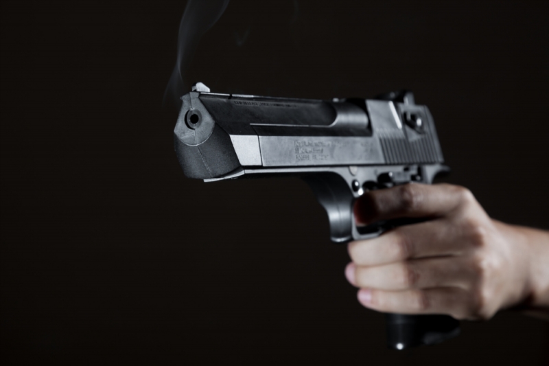 Zločinci mířili na majitele baru pistolí (ilustrační foto). Zločinci mířili na majitele baru pistolí (ilustrační foto).