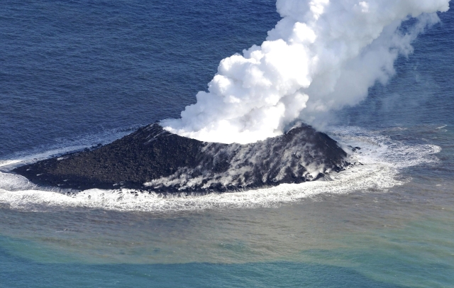 Čerstvý přírůstek, zrozený v dýmu a popelu sopečné erupce.