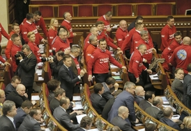 Opoziční poslanci po nezdaru hlasování začali na adresu provládních zákonodárců provolávat "Hanba, hanba".