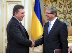 Falešné úsměvy? Ukrajinský prezident Viktor Janukovyč (vlevo) prý řekl eurokomisaři pro rozšíření Štefanu Fülemu, že asociační dohodu stejně nepodepíše.