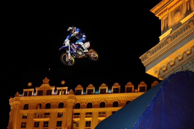 Robbie Maddison při jednom ze svých kousků v Las Vegas.