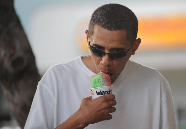 Obama si rád pochutnává na havajské ledové tříšti. Obama si rád pochutnává na havajské ledové tříšti.