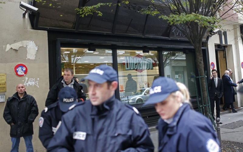 Policejní hlídka ořed redakcí Libération.